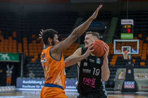 队的对抗中 队的对抗中