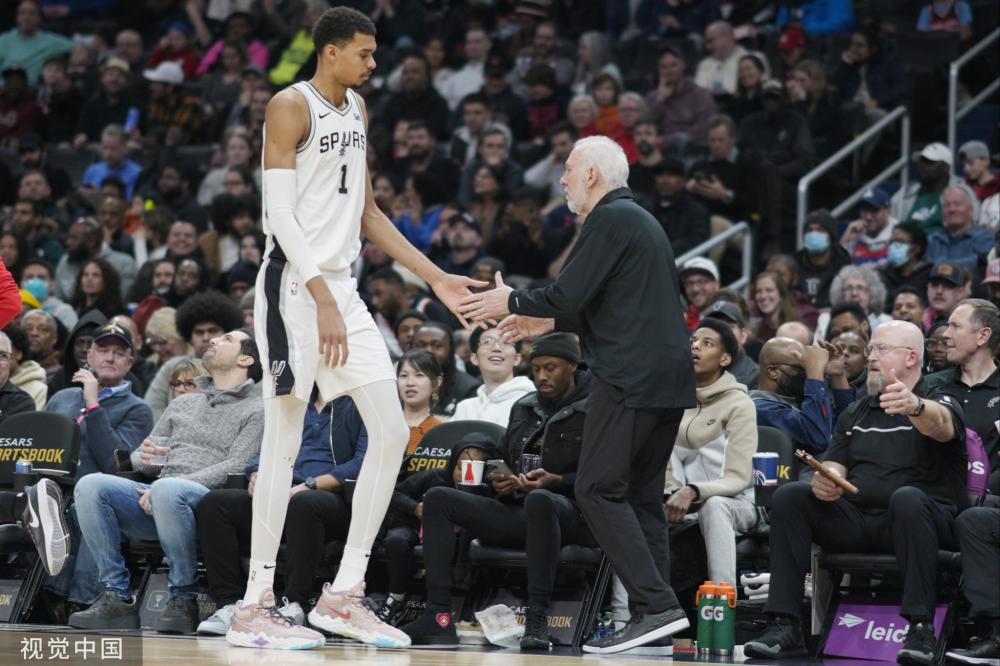 向球员传达 向球员传达